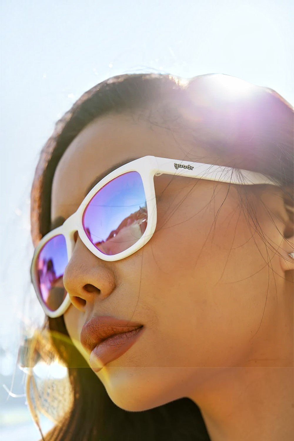 Óculos de sol SPORTBR Goodr Au Revoir Gopher com armação branca e lentes rosas polarizadas em modelo esportivo