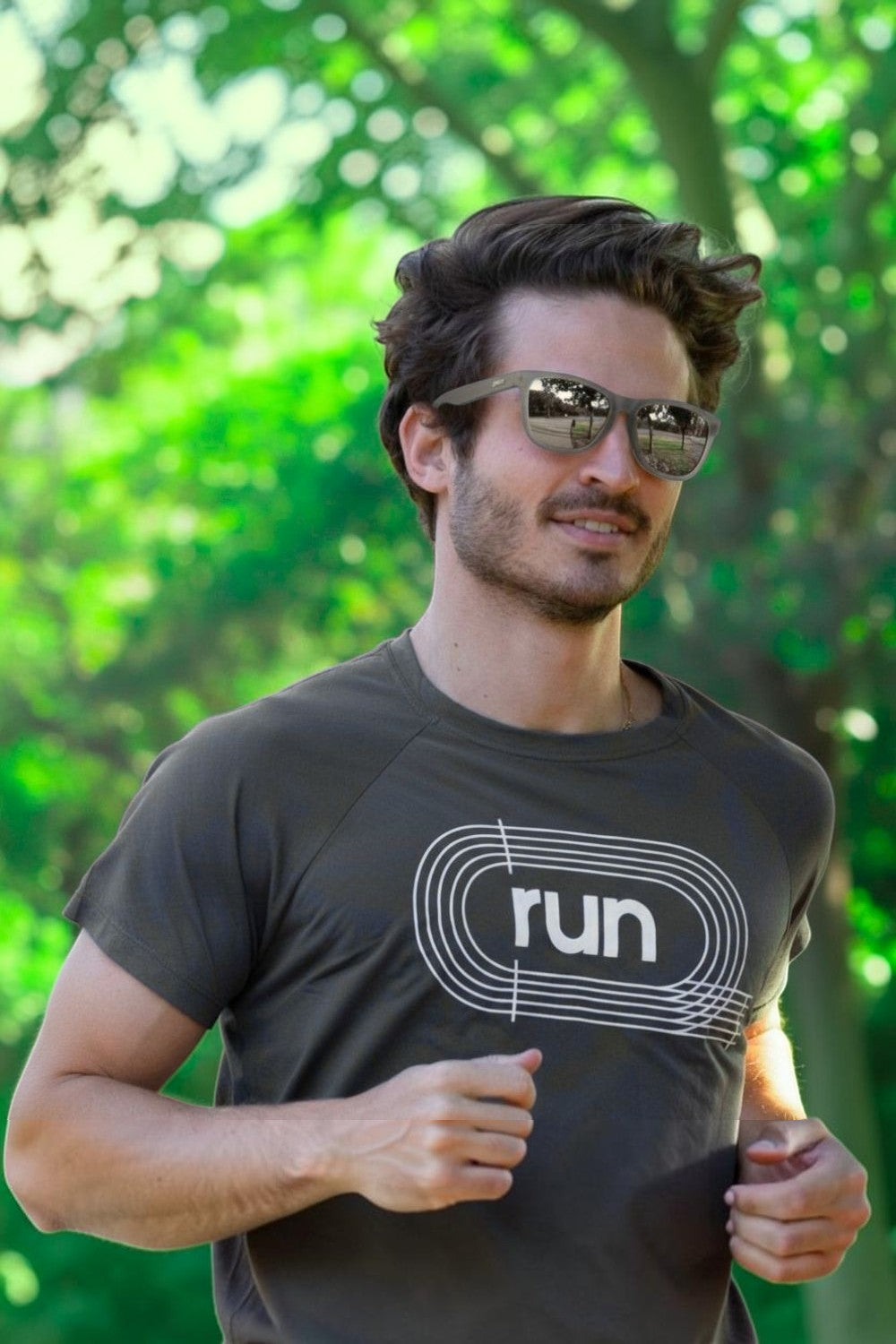 Homem correndo ao ar livre usando óculos de sol Goodr Going to Valhalla Witness com lentes espelhadas cinzas