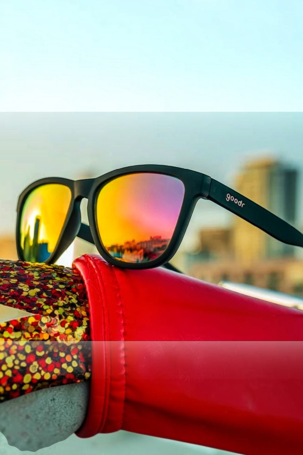 Óculos de sol SPORTBR Goodr Professional Respawner com armação preta e lentes espelhadas rosas polarizadas para corrida.