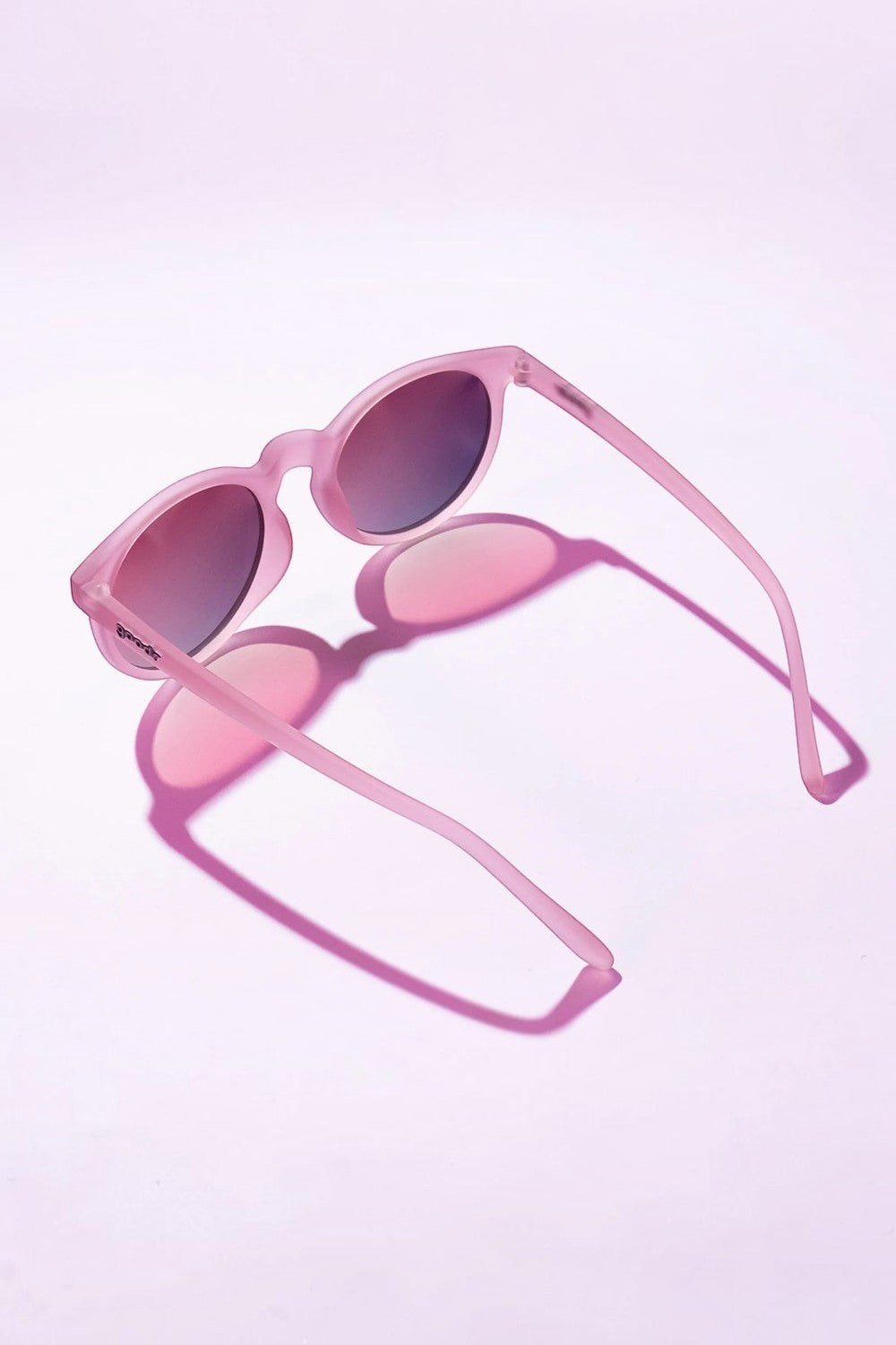 Óculos de sol SPORTBR Goodr Mauve Mood Board com armação lilás translúcida e lentes polarizadas rosa para corrida.