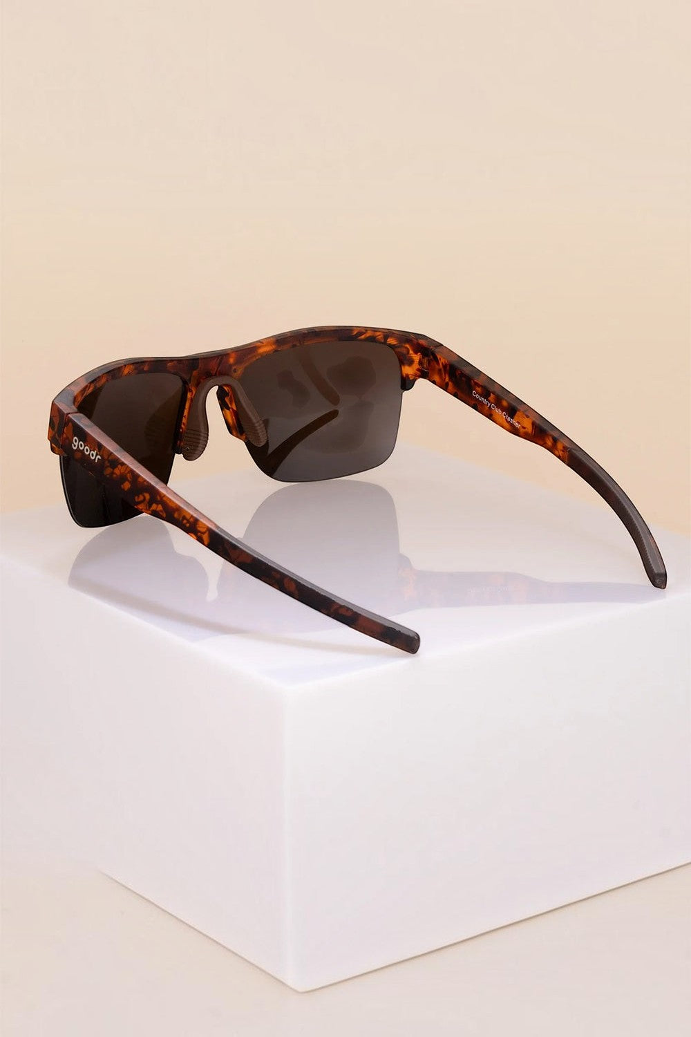 Óculos de sol SPORTBR Goodr Country Club Crasher com armação marrom tartaruga e lentes polarizadas para corrida.