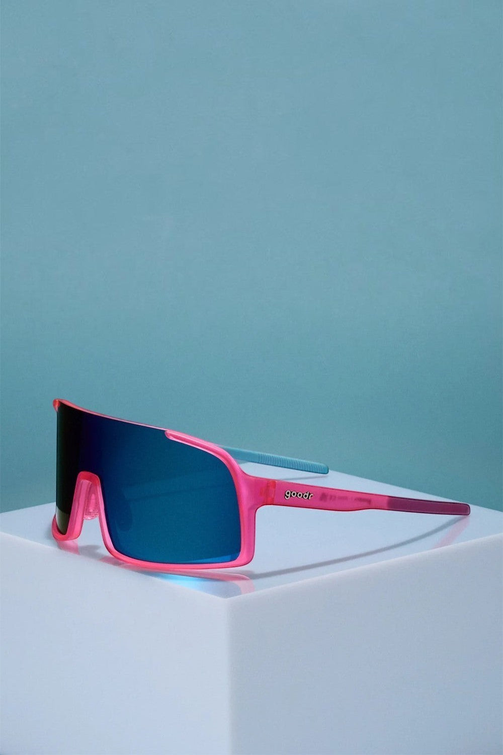 Óculos de sol SPORTBR Goodr Ready the Confetti Cannon com armação rosa e lentes espelhadas azuis para corrida.