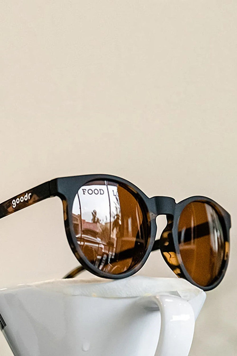 Óculos de sol SPORTBR Goodr Nine Dollar Pour Over com armação redonda tartaruga e lentes polarizadas marrons.