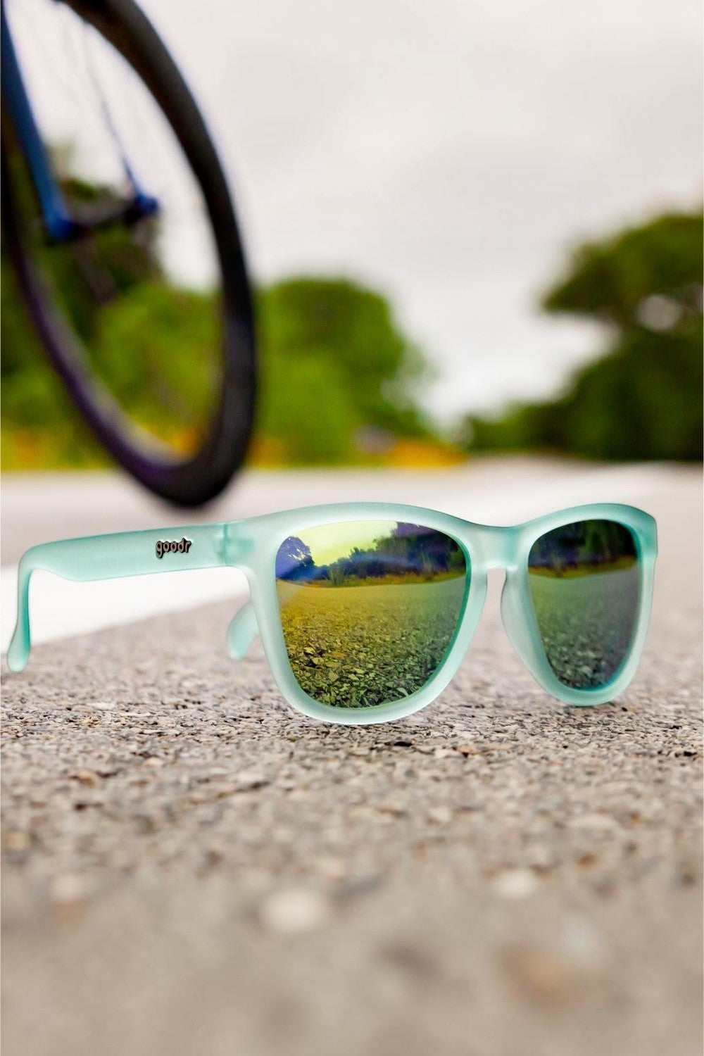 Óculos de sol SPORTBR Goodr Sunbathing with Wizards verde com lentes espelhadas amarelas para corrida.
