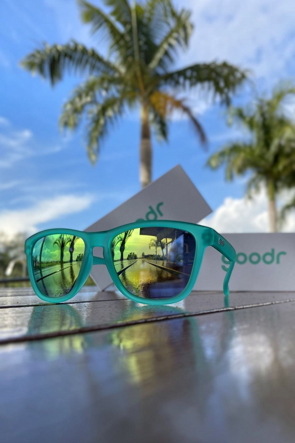 Óculos de sol SPORTBR Goodr verde com lentes espelhadas polarizadas, ideal para corrida ao ar livre.
