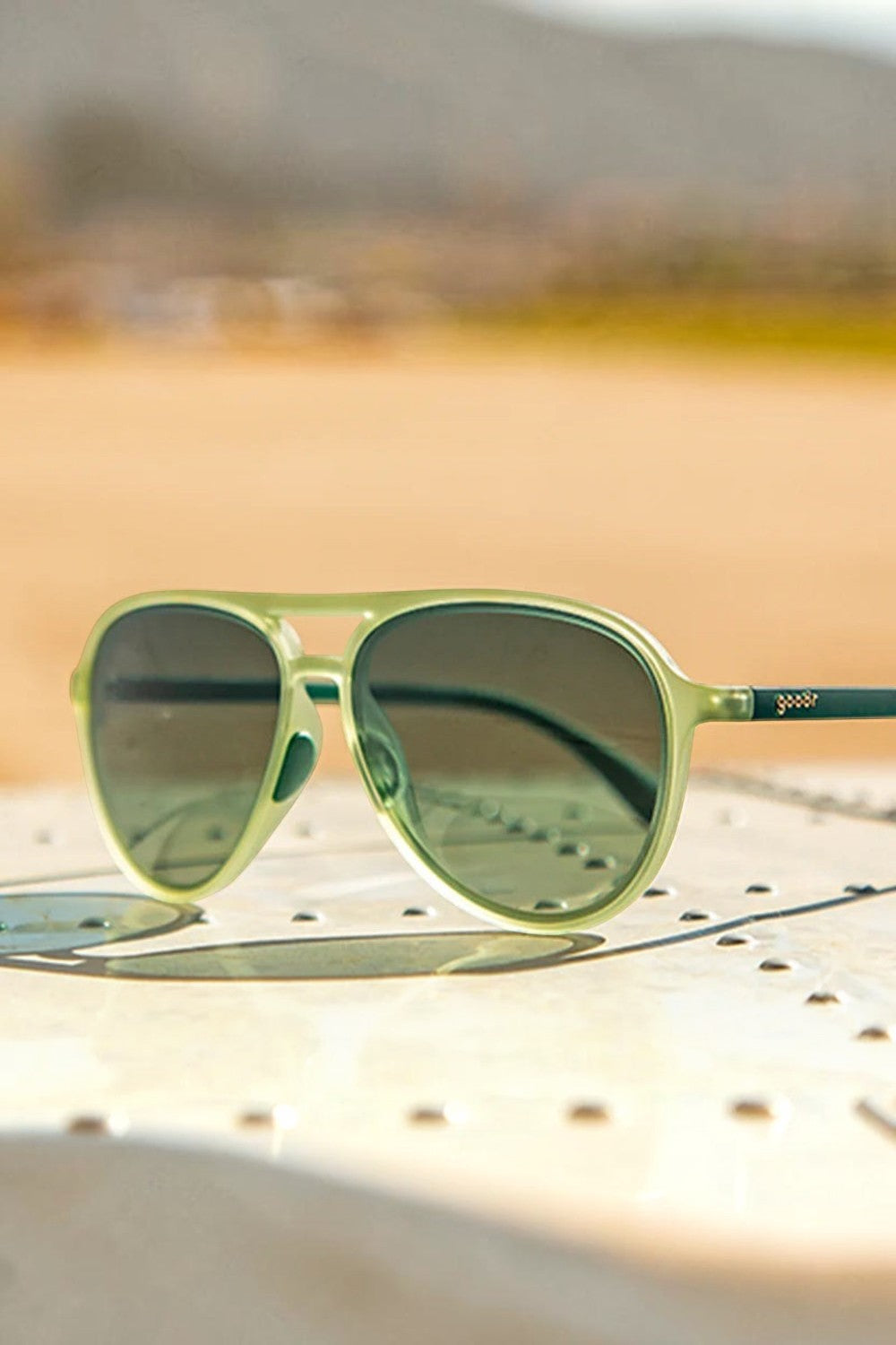 Óculos de sol SPORTBR Goodr Buzzed on the Tower verde com lentes polarizadas para corrida em ambiente externo.