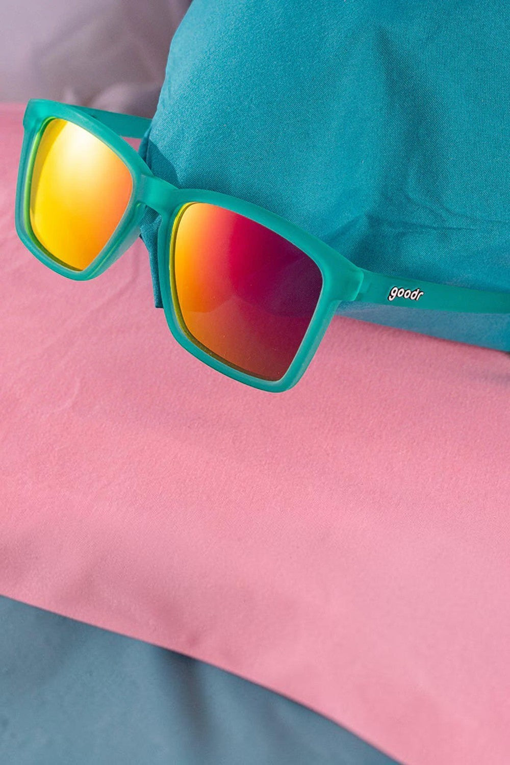 Óculos de sol SPORTBR Goodr Short With Benefits com armação verde e lentes espelhadas rosas para corrida.