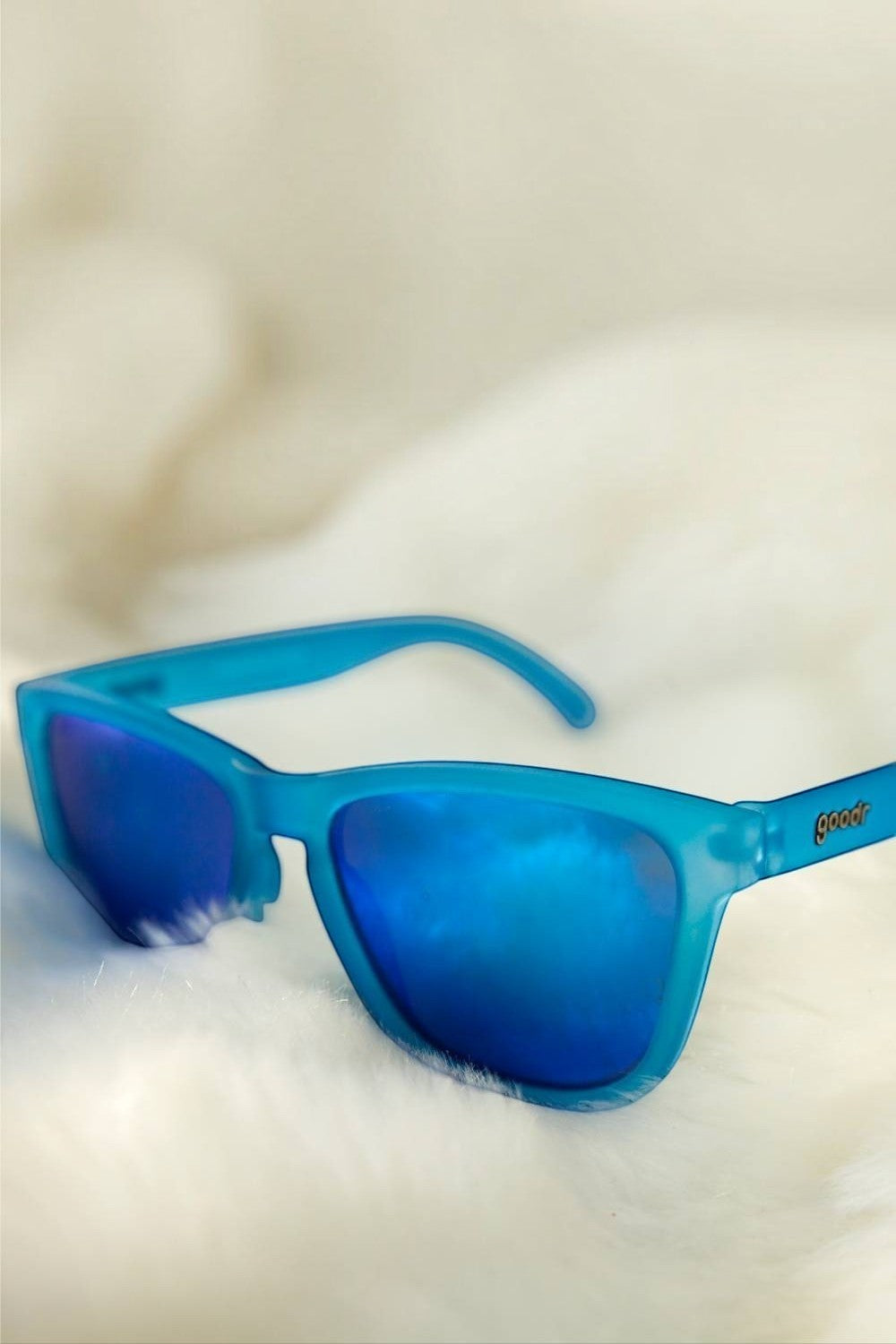 Óculos de sol esportivo SPORTBR Goodr Falkor's Fever Dream na cor azul com lentes espelhadas polarizadas.