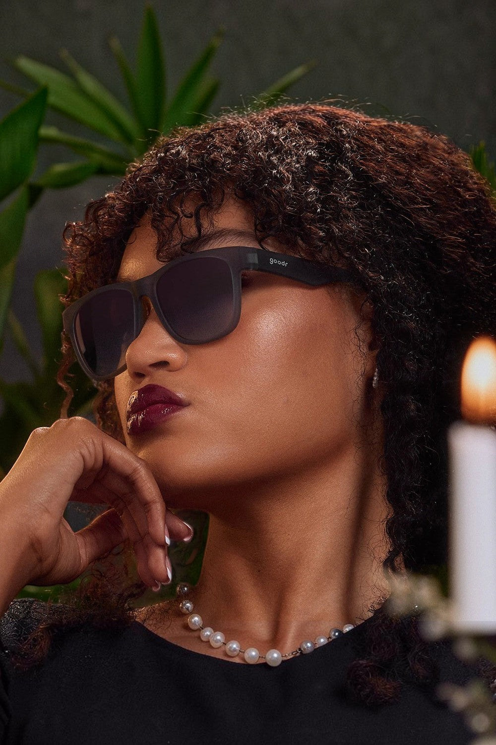 Modelo usando óculos de sol cinza Goodr Always the Main Event da SPORTBR com lentes polarizadas e armação fosca