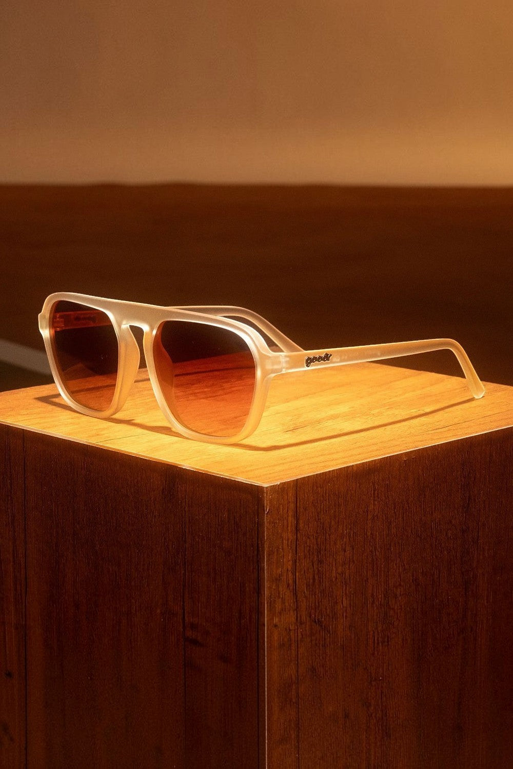 Óculos de sol SPORTBR Goodr Impromptu Disco Nap com armação cinza fosca e lentes polarizadas alaranjadas.
