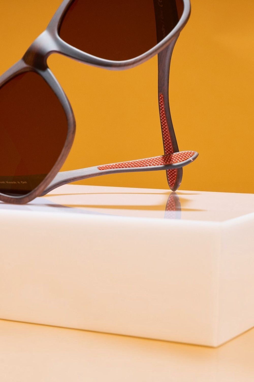 Óculos de sol SPORTBR Goodr BFG marrom com lentes polarizadas e hastes antiderrapantes sobre base branca