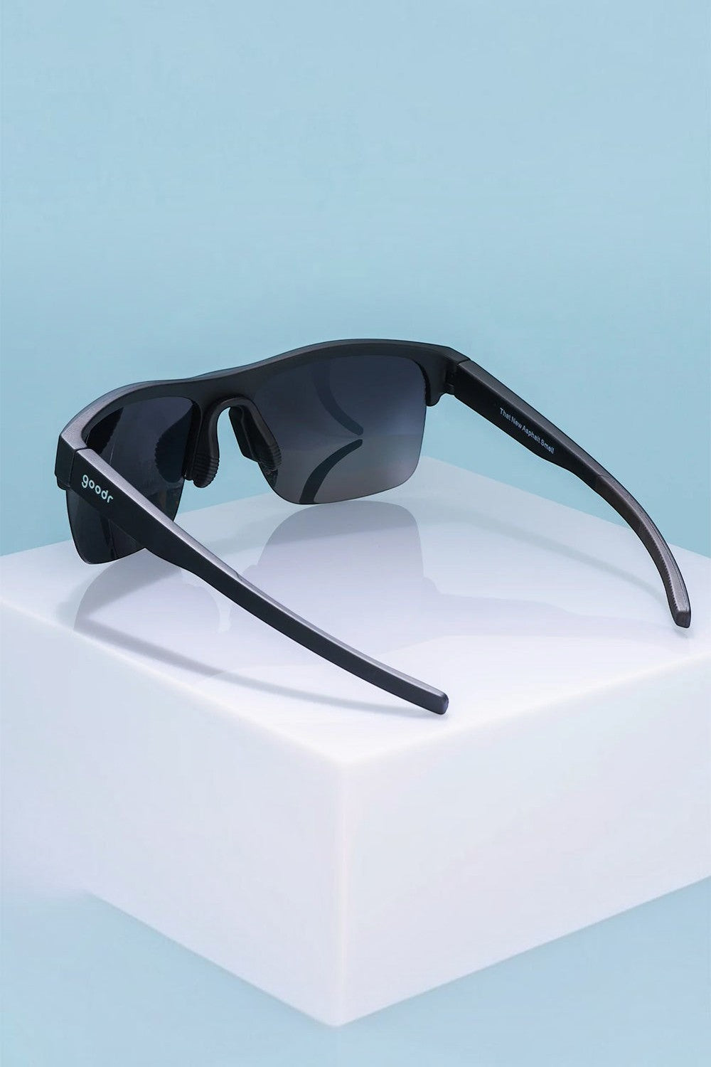 Óculos de sol esportivos SPORTBR Goodr pretos com lentes polarizadas, ideais para corrida e atividades ao ar livre.