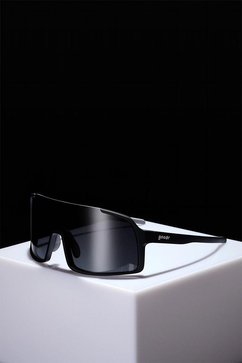 Óculos de sol esportivos SPORTBR Goodr pretos com lente polarizada, design leve e antiderrapante para corrida.