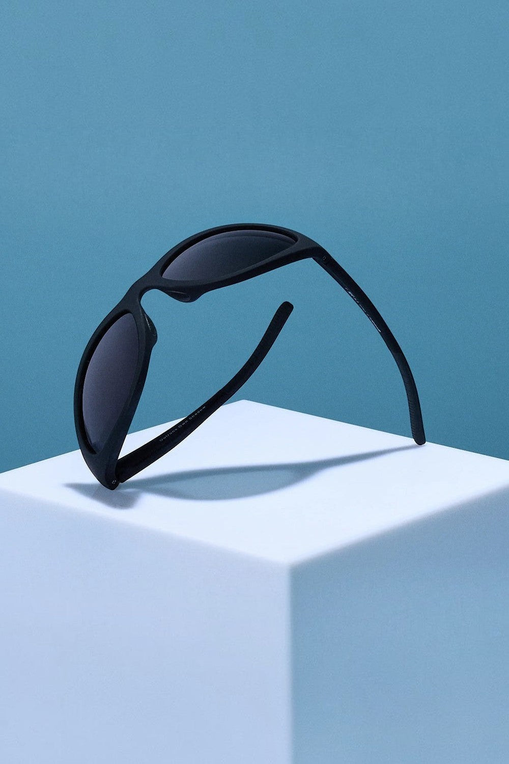 Óculos de sol esportivos SPORTBR Goodr pretos com lentes polarizadas, ideais para corrida e atividades ao ar livre.