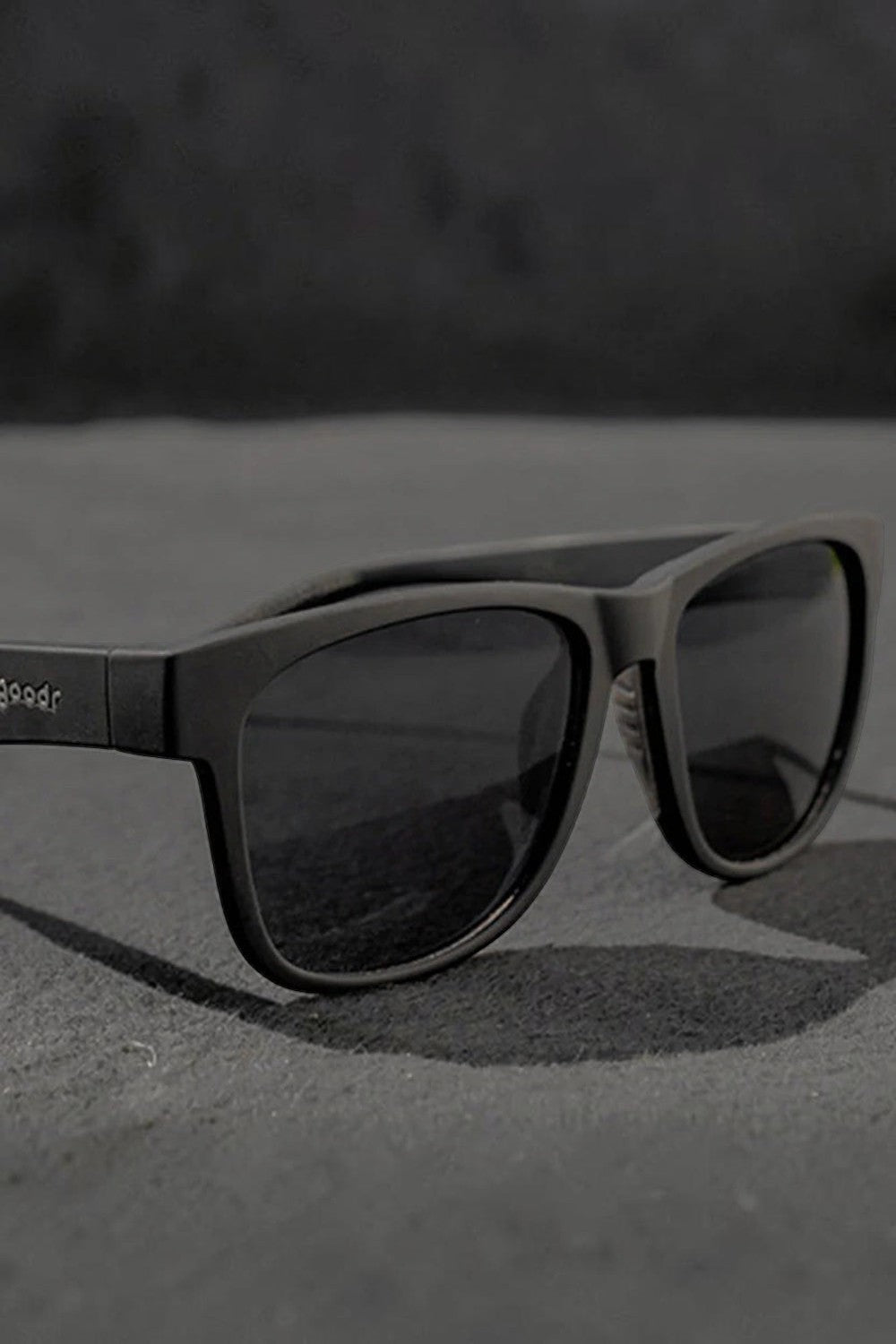 Óculos de sol SPORTBR Goodr Hooked On Onyx preto com lentes polarizadas, ideal para corrida e esportes ao ar livre.