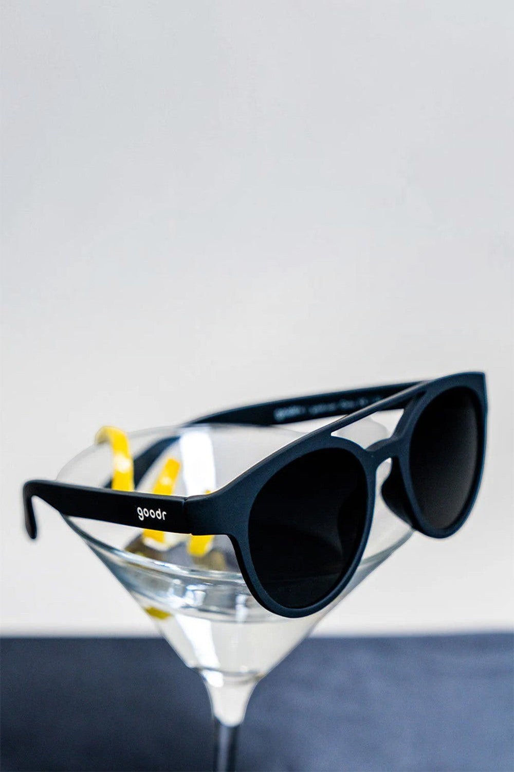 Óculos de sol SPORTBR Goodr Professor 00G preto com lentes polarizadas, design leve e antiderrapante para corrida.