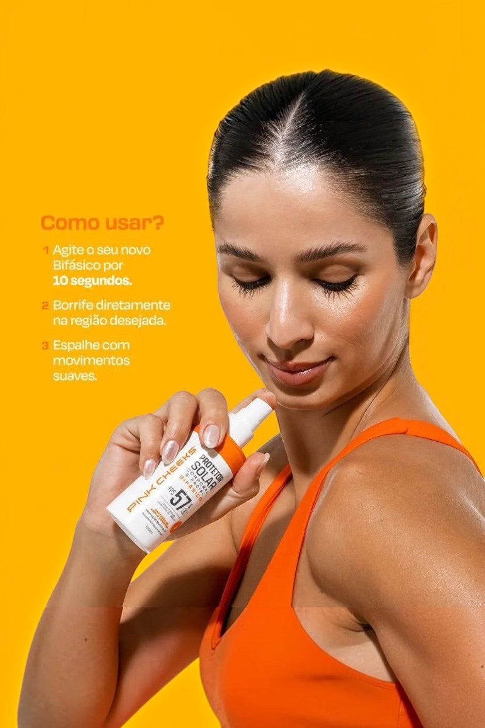 Mulher aplicando protetor solar bifásico SPORTBR Pink Cheeks em spray no rosto com fundo amarelo vibrante