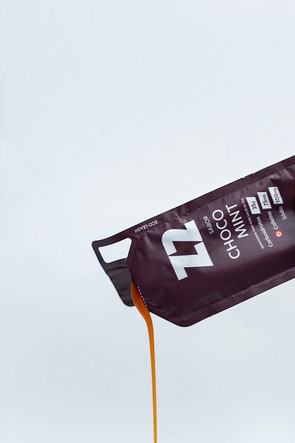 Sachê de gel de carboidrato Z2 Choco Mint SPORTBR com textura líquida sendo despejado, ideal para performance esportiva.
