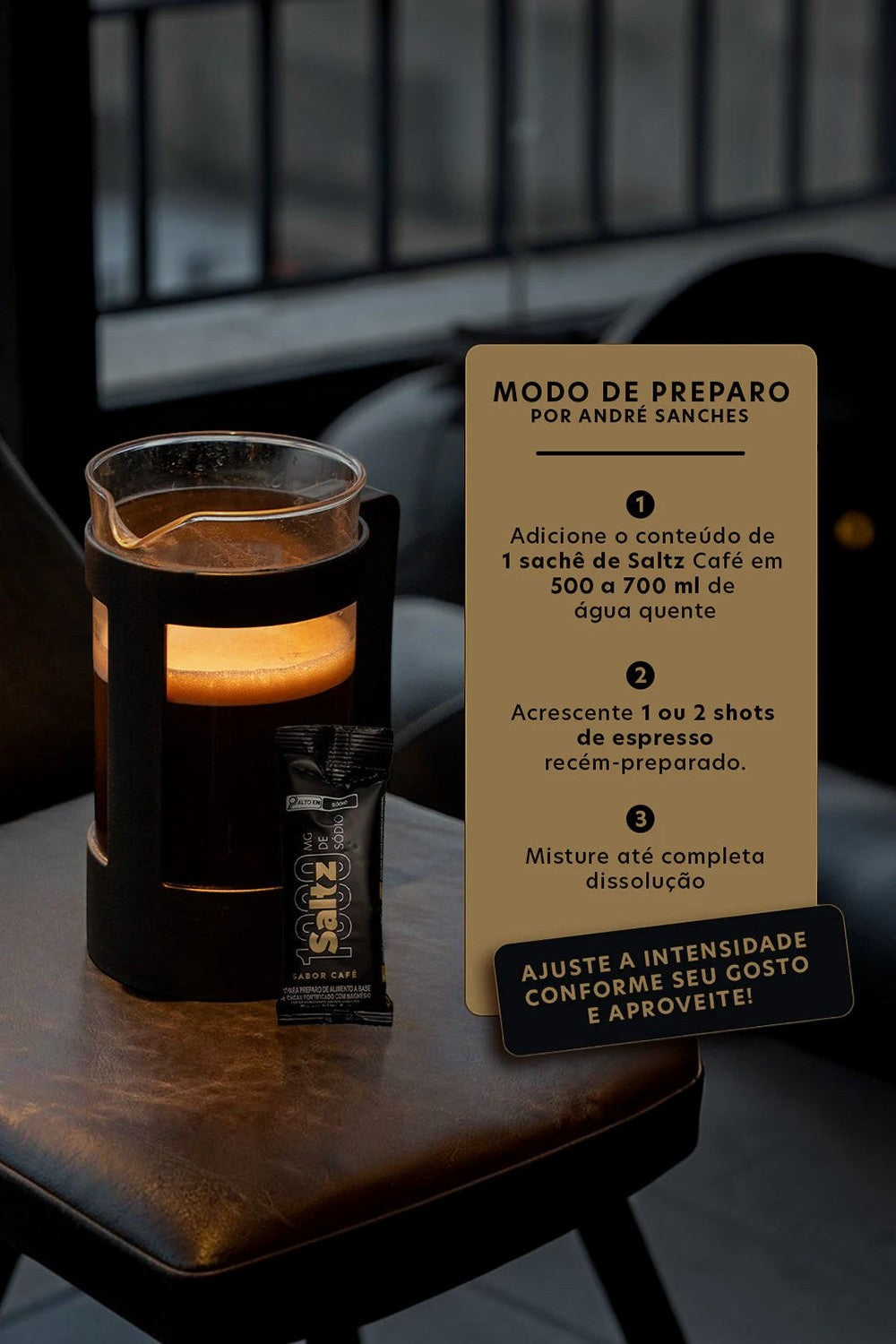 Sachê de eletrólitos SPORTBR Saltz Café 10g ao lado de uma prensa francesa com café quente e instruções de preparo.