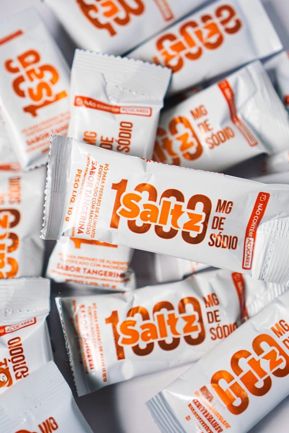 Sachê de repositor eletrolítico SPORTBR Saltz 1000 Z2 sabor tangerina, embalagem branca com letras em laranja.