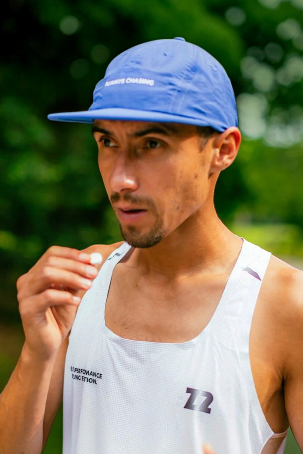 Atleta consumindo pastilha de eletrólitos Saltz Z2 sabor menta durante treino de corrida ao ar livre