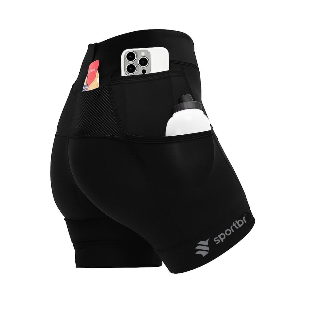 Shorts de compressão feminino SPORTBR preto com 6 bolsos para corrida, com celular, cartão e garrafa d'água nos bolsos.