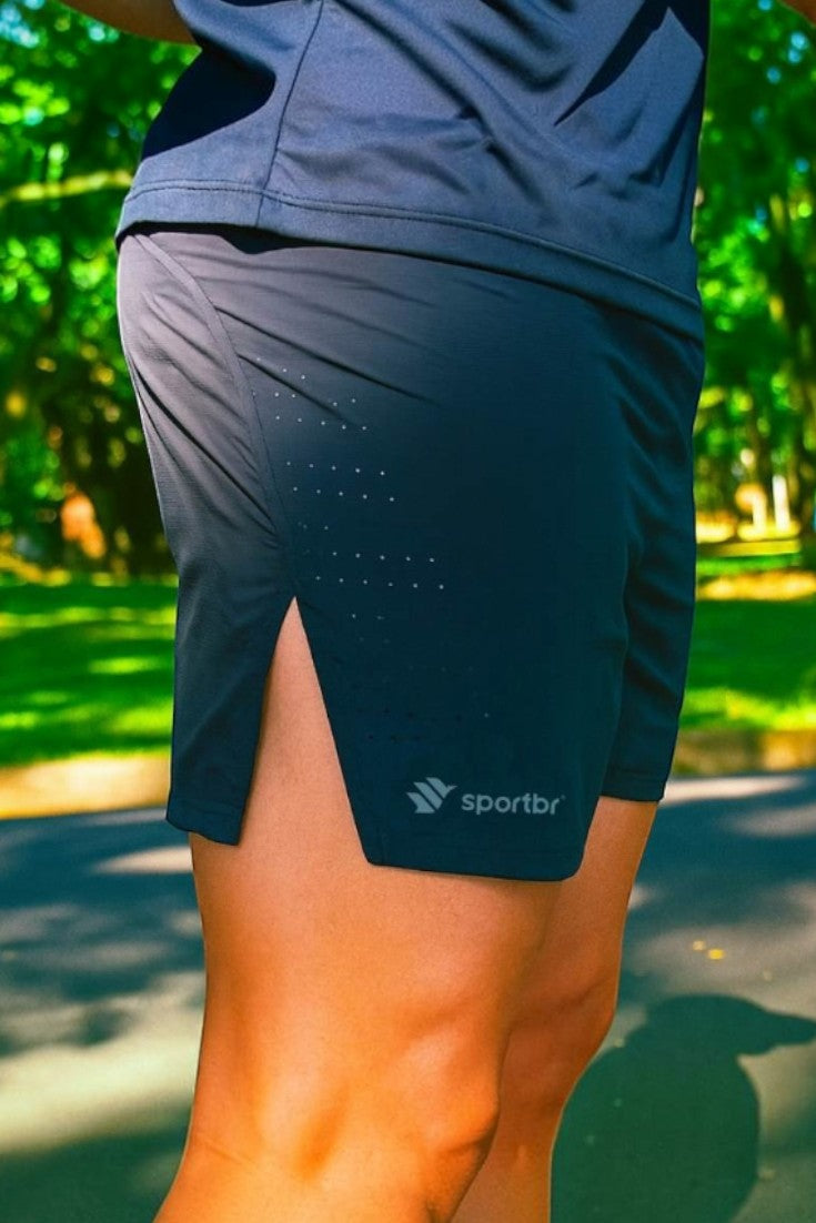 Shorts de corrida masculino preto SPORTBR com fendas laterais, tecido leve e respirável para treinos ao ar livre.