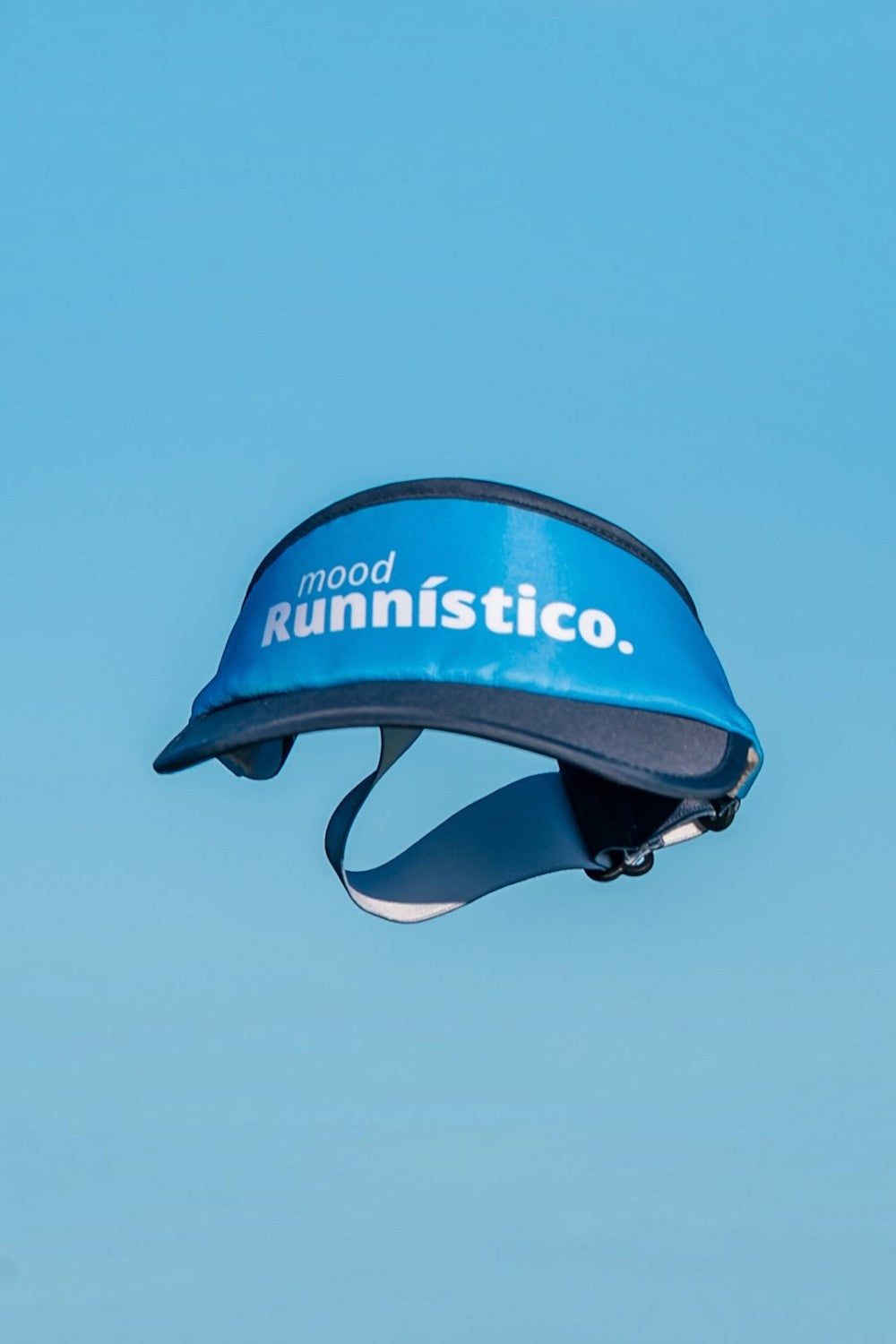 Viseira SPORTBR azul com elástico, modelo Julia Sette Mood, ideal para corrida com proteção solar e forro dry.