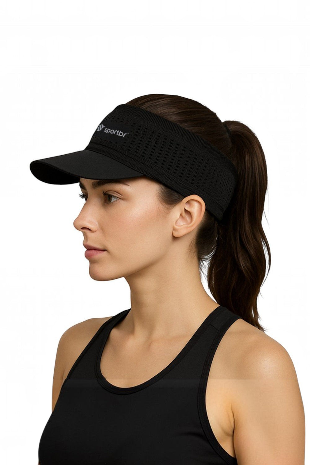 Mulher usando viseira preta SPORTBR de tecido respirável com aba flexível e ajuste ergonômico para corrida.