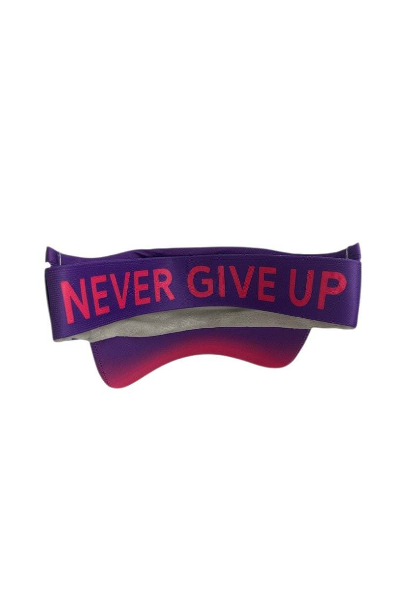 Viseira de corrida SPORTBR roxa com estampa Never Give Up, ajuste elástico e forro interno tecnológico dry.