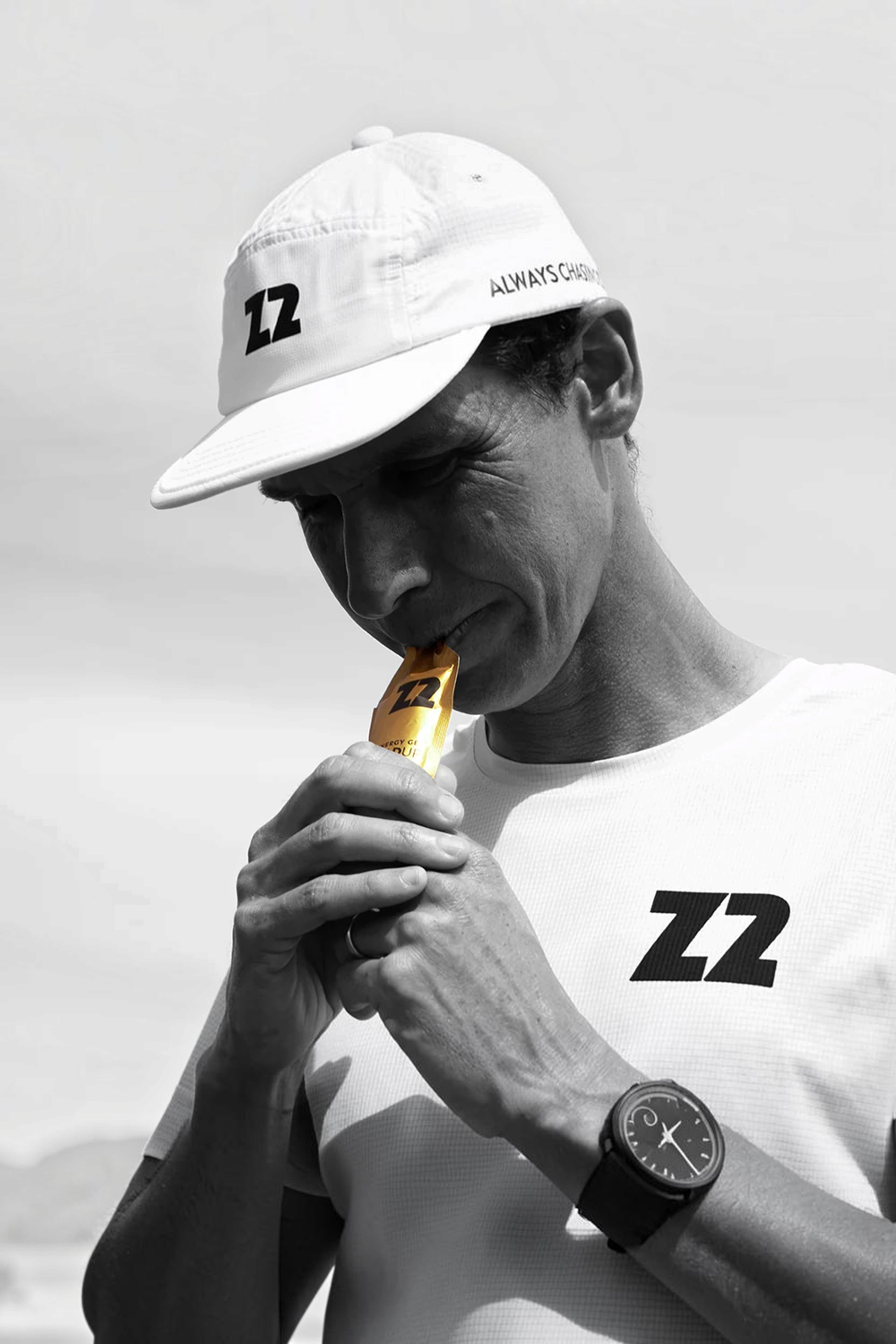 Atleta consumindo sachê de gel de carboidrato Z2 LoadUp sabor neutro durante treino ao ar livre