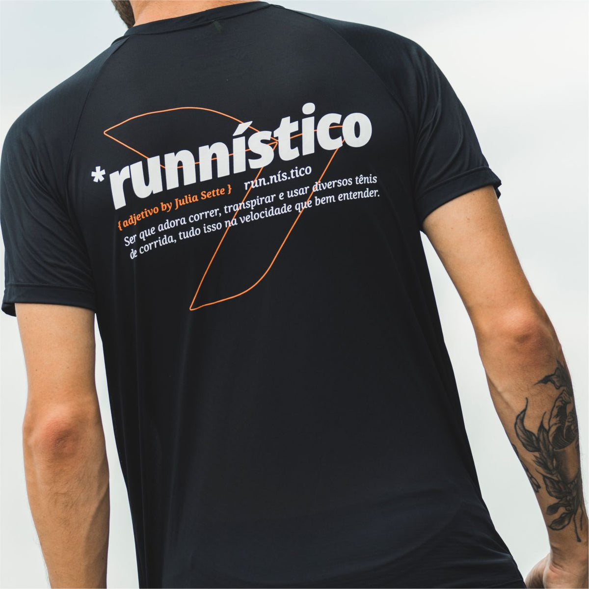 Camiseta masculina preta Julia Sette com frase destacada runnistica nas costas.