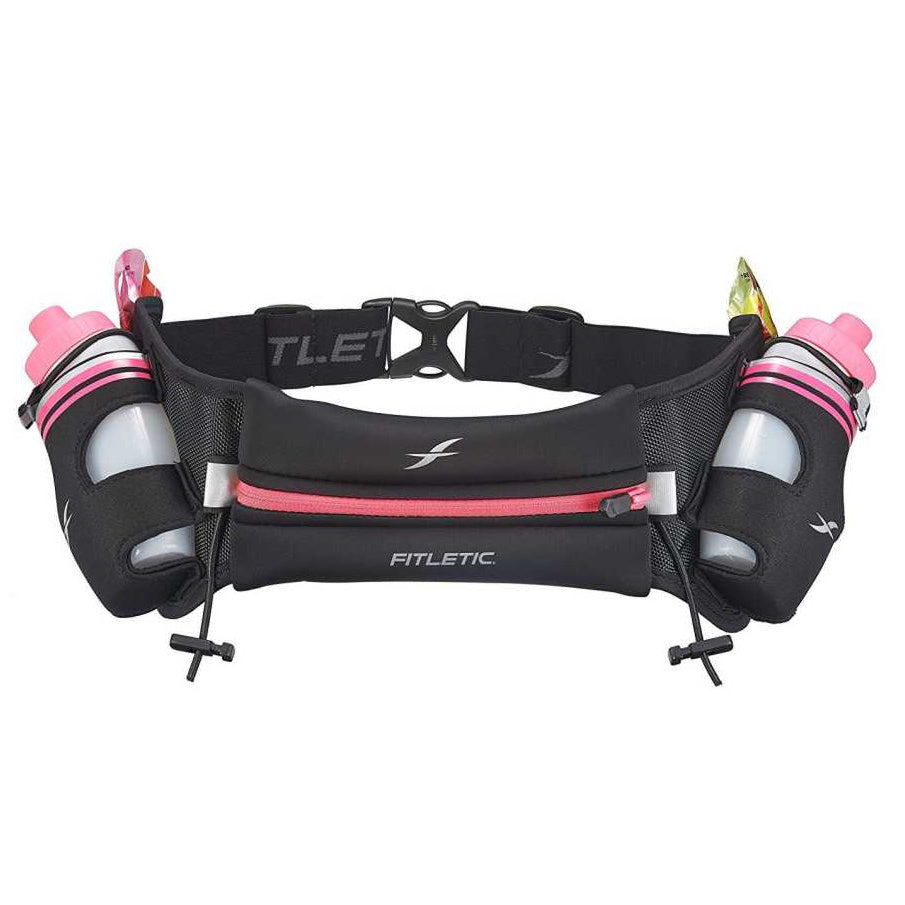 Cinto de Hidratação Hydra 16 -Fitletic preto e zíper rosa. Ajuste seguro: O cinto é desenhado para contornar o corpo, garantindo que ele fique no lugar sem balançar durante a corrida. Possui dois bolsos laterais inclinados que conter duas garrafinhas de 250ml cada. Feito com um material ultra macio, o cinto tem ajuste duplo na cintura para proporcionar confe segurança. Inclui porta-géis externos, refletores de visibilidade para corridas noturnas, um porta-número, e um bolso interno acessórios pessoais.