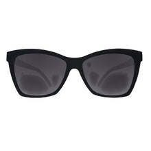 Óculos de sol preto unissex com armação gatinho e lente preta não refletiva, polarizada com proteção UV400. O acessório é leve, confortável e não escorrega ou pula no rosto ao realizar esportes.