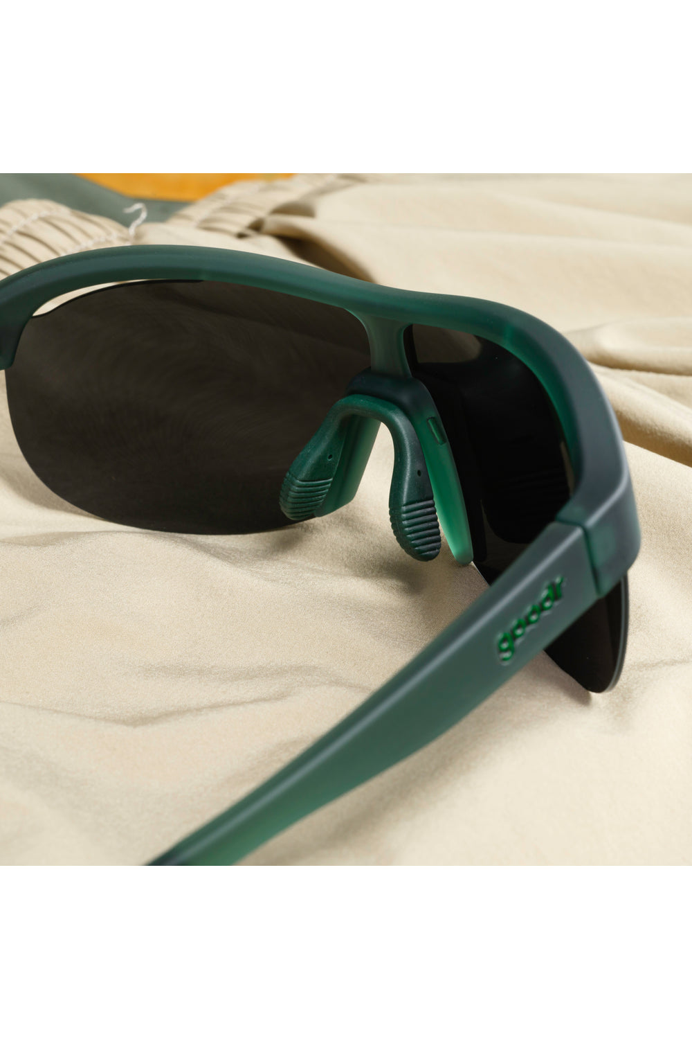 Embalagem do óculos de sol SPORTBR Goodr Moonlit Meadow Secrets com case flanelado.
