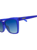 Óculos de sol azul unissex com armação gatinho e lente azul não refletiva, polarizada com proteção UV400. O acessório é leve, confortável e não escorrega ou pula no rosto ao realizar esportes.