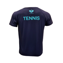 Camiseta masculina azul marinho com frase TENNIS nas costas.