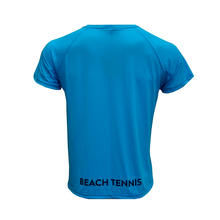 Camiseta azul com frase BEACH TENNIS nas costas.