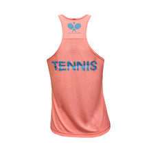 Regata salmão com frase TENNIS nas costas.