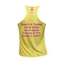 Regata amarela com frases de Beach Tennis nas costas.