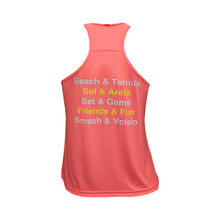 Regata rose com frases de Beach Tennis nas costas.