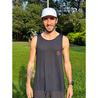 Regata Sportbr masculina - preta Julia Sette, conforto e praticidade durante os treinos. Feita de poliamida, um tecido leve e flexível. Termorreguladora e bacteriostática, evitando o superaquecimento e odores fortes. Ideal para atividades esportivas, proporcionando liberdade de movimento e secagem rápida.