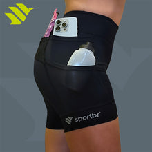 Shorts de compressão feminina preto, em foco bolsos laterais.