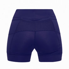 Shorts de compressão azul marinho feminina, em foco bolsos traseiro.