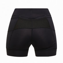 Shorts de compressão preto feminina, em foco bolsos traseiro.