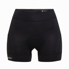 Shorts de compressão preto, com 6 bolsos em foco frontal.
