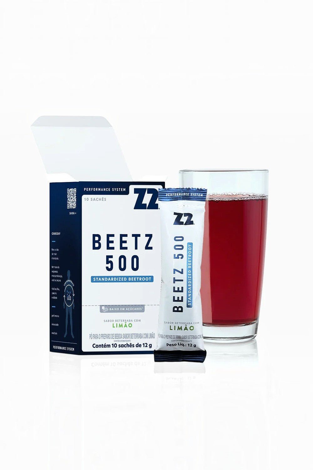 Display e sachê de suplemento SPORTBR Beetz 500 de beterraba com limão ao lado de um copo com a bebida preparada