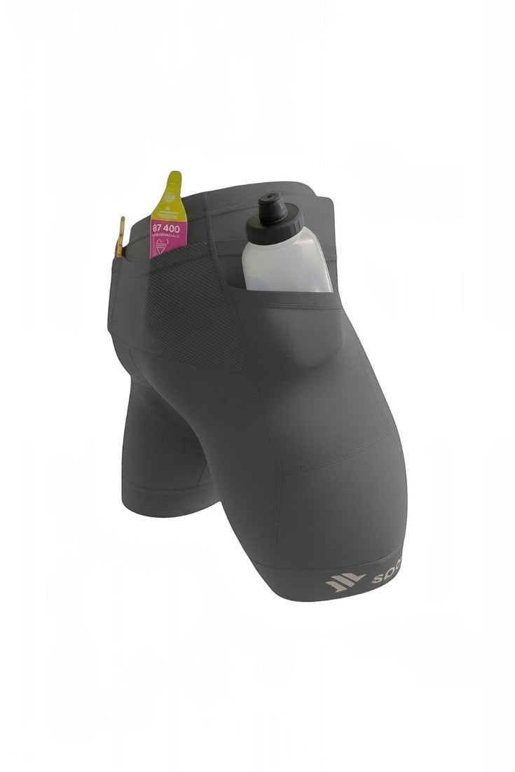 Bermuda de compressão cinza SPORTBR com bolsos laterais carregando garrafa de água e gel de carboidrato