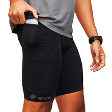 Bermuda de compressão preta masculina SPORTBR com 6 bolsos, ideal para corrida e alta performance. Tecido de poliamida e elastano com proteção UV.