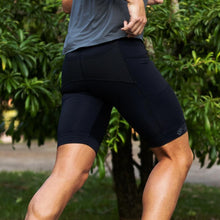 Bermuda de compressão preta SPORTBR masculina com 6 bolsos, ideal para corrida e alta performance. Tecido de poliamida e elastano com proteção UV 50+.